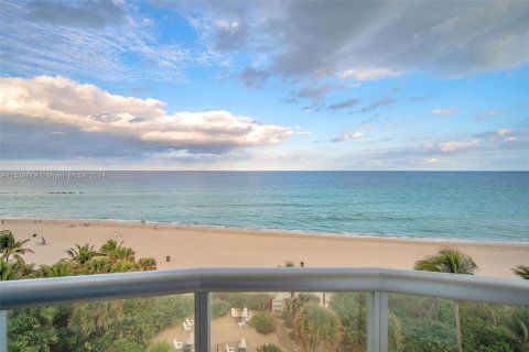 Condo in Sunny Isles Beach, Florida, 2 bedrooms  № 1033290 - photo 1