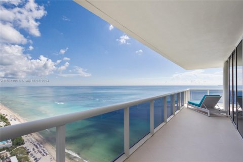 Condominio en alquiler en Hallandale Beach, Florida, 3 dormitorios, 191.84 m2 № 1021263 - foto 26