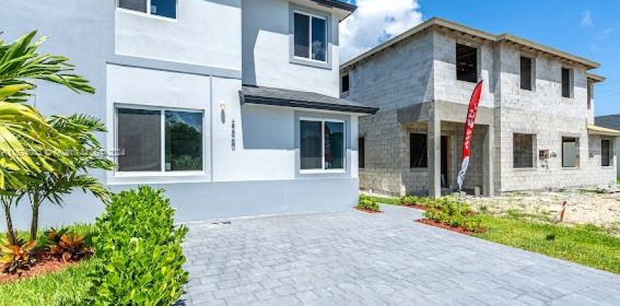 Townhouse in Miami, Florida 5 bedrooms № 1397472