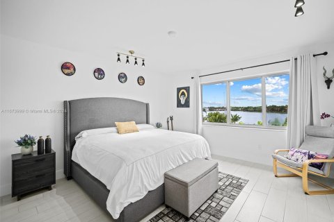 Condominio en alquiler en Miami, Florida, 4 dormitorios, 181.53 m2 № 1397554 - foto 18