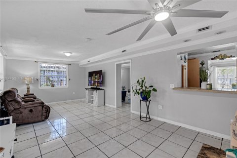 Casa en venta en Cutler Bay, Florida, 3 dormitorios, 138.98 m2 № 1078371 - foto 10