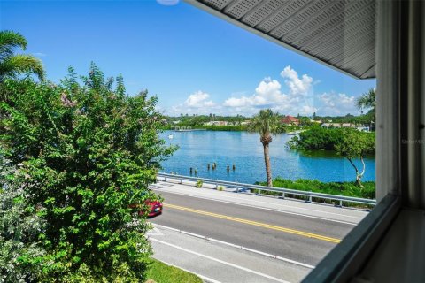 Condo in Indian Shores, Florida, 2 bedrooms  № 1376249 - photo 7