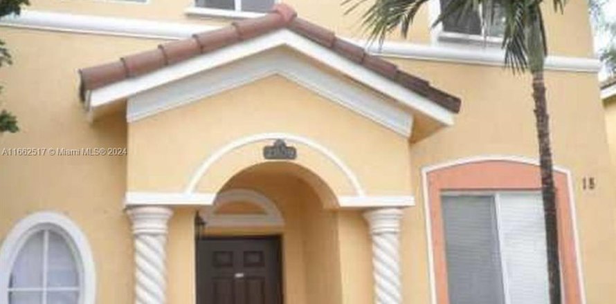 Townhouse in Homestead, Florida 3 bedrooms, 132.2 sq.m. № 1370717