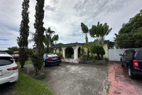 Villa ou maison à vendre à Miami, Floride: 4 chambres, 209.03 m2 № 1370768 - photo 1