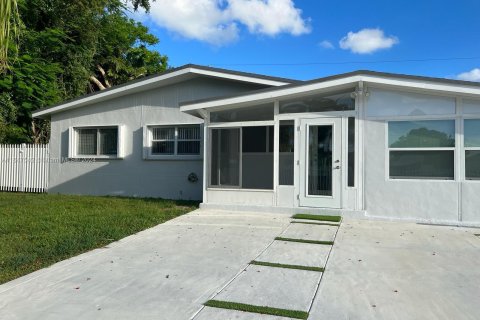 House in Miami, Florida 4 bedrooms, 161.93 sq.m. № 1331266 - photo 1