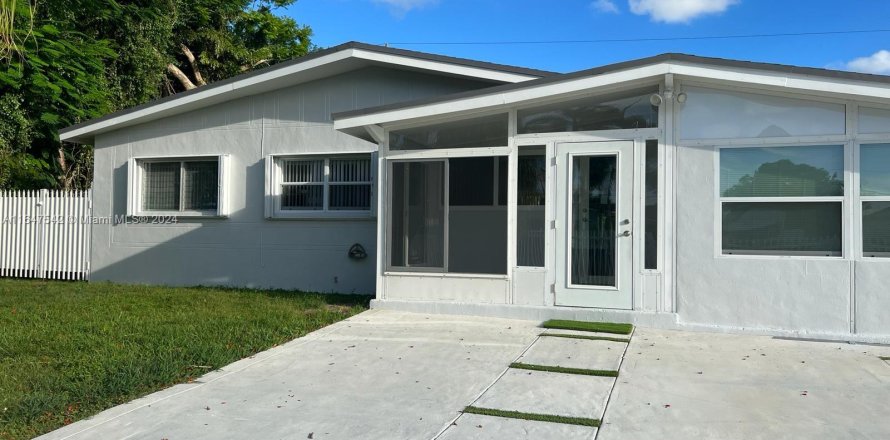 House in Miami, Florida 4 bedrooms, 161.93 sq.m. № 1331266