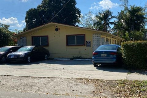 Commercial property in North Miami, Florida № 1031424 - photo 1