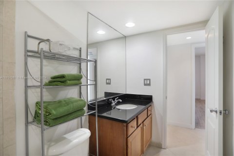 Condo in Miami Beach, Florida, 1 bedroom  № 1345106 - photo 21