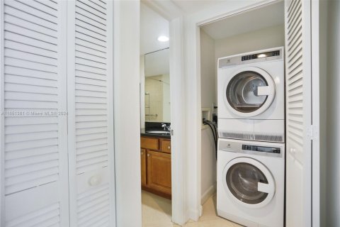 Condo in Miami Beach, Florida, 1 bedroom  № 1345106 - photo 22