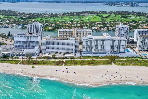 Condo in Miami Beach, Florida, 1 bedroom  № 1345106 - photo 11