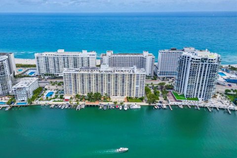 Condo in Miami Beach, Florida, 1 bedroom  № 1345106 - photo 1