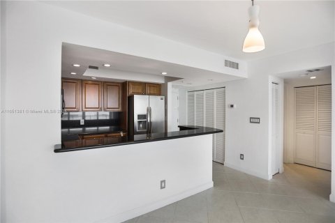 Condo in Miami Beach, Florida, 1 bedroom  № 1345106 - photo 23