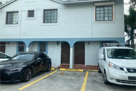 Townhouse in Miami, Florida 1 bedroom, 57.97 sq.m. № 1345147 - photo 1