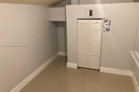 Adosado en alquiler en Miami, Florida, 1 dormitorio, 57.97 m2 № 1345147 - foto 16