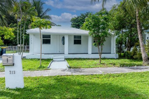 House in Dania Beach, Florida 3 bedrooms № 1345107 - photo 1