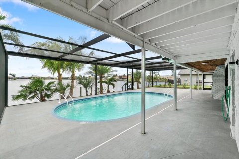 House in Cape Coral, Florida 4 bedrooms, 213.21 sq.m. № 1342556 - photo 5