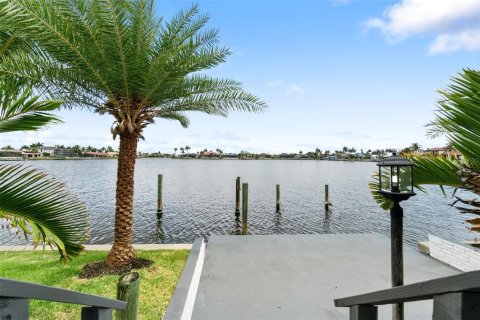 House in Cape Coral, Florida 4 bedrooms, 213.21 sq.m. № 1342556 - photo 10