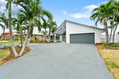 House in Cape Coral, Florida 4 bedrooms, 213.21 sq.m. № 1342556 - photo 18