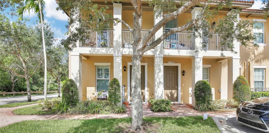 Townhouse in Pembroke Pines, Florida 3 bedrooms, 154.22 sq.m. № 1237281