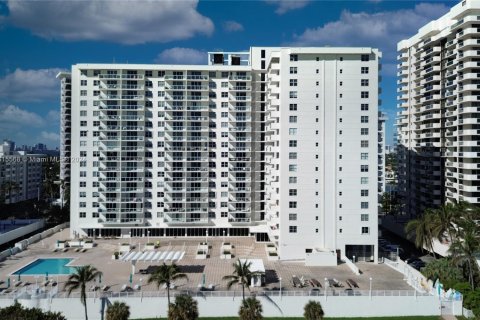 Condo in Miami Beach, Florida, 1 bedroom  № 1237280 - photo 20