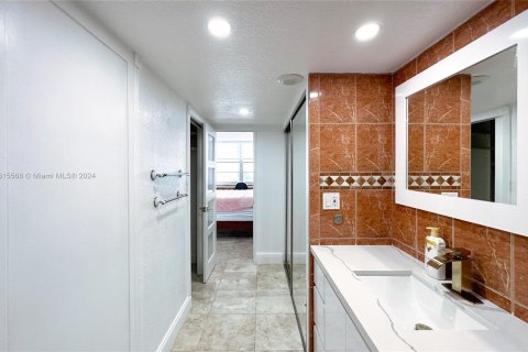 Condo in Miami Beach, Florida, 1 bedroom  № 1237280 - photo 12