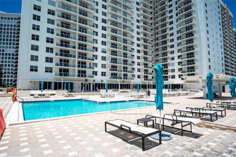 Condo in Miami Beach, Florida, 1 bedroom  № 1237280 - photo 19