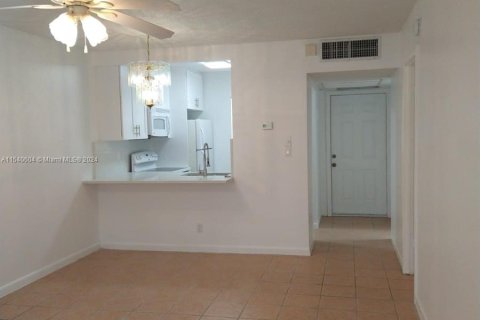 Condo in Lauderdale Lakes, Florida, 1 bedroom  № 1033548 - photo 10