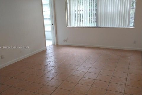 Condo in Lauderdale Lakes, Florida, 1 bedroom  № 1033548 - photo 11