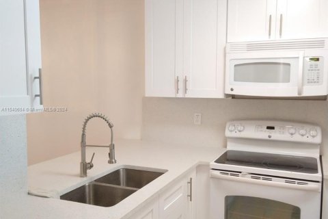 Condo in Lauderdale Lakes, Florida, 1 bedroom  № 1033548 - photo 2