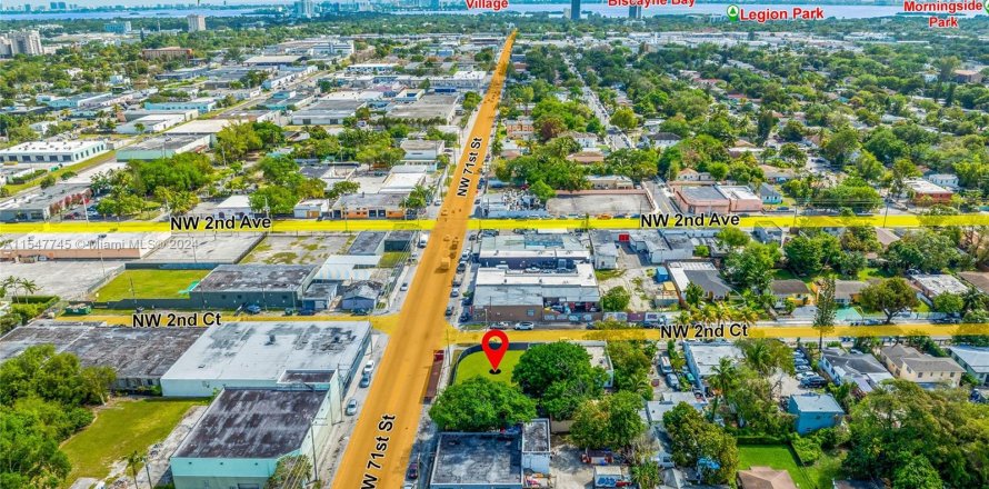 Commercial property in Miami, Florida № 1057733