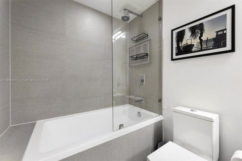 Condo in Miami, Florida, 1 bedroom  № 1381795 - photo 14