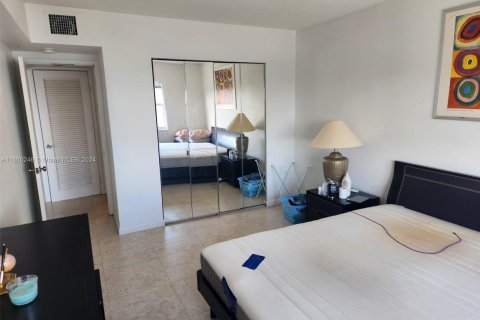 Condo in Sunny Isles Beach, Florida, 1 bedroom  № 1210047 - photo 12