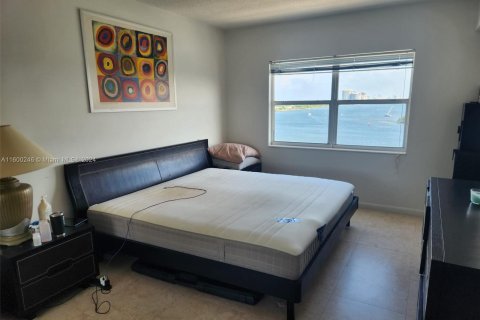 Condo in Sunny Isles Beach, Florida, 1 bedroom  № 1210047 - photo 11