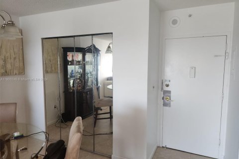 Condo in Sunny Isles Beach, Florida, 1 bedroom  № 1210047 - photo 5