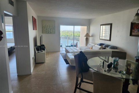 Condo in Sunny Isles Beach, Florida, 1 bedroom  № 1210047 - photo 8