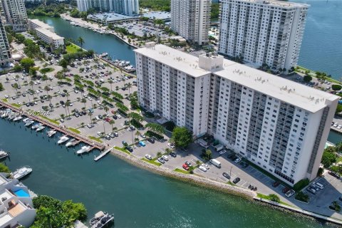 Condo in Sunny Isles Beach, Florida, 1 bedroom  № 1210047 - photo 1