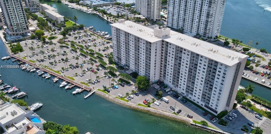 Condo in Sunny Isles Beach, Florida, 1 bedroom  № 1210047