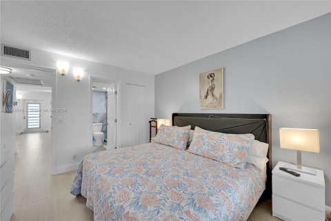 Copropriété à vendre à Deerfield Beach, Floride: 2 chambres, 78.13 m2 № 1098346 - photo 17