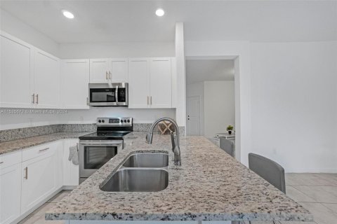 Townhouse in Miami, Florida 4 bedrooms, 178.37 sq.m. № 1017629 - photo 19