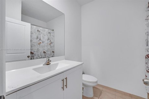 Townhouse in Miami, Florida 4 bedrooms, 178.37 sq.m. № 1017629 - photo 26