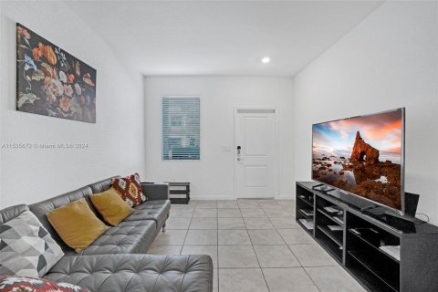Townhouse in Miami, Florida 4 bedrooms, 178.37 sq.m. № 1017629 - photo 5