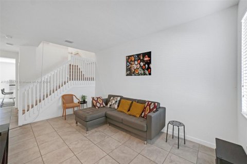 Townhouse in Miami, Florida 4 bedrooms, 178.37 sq.m. № 1017629 - photo 7