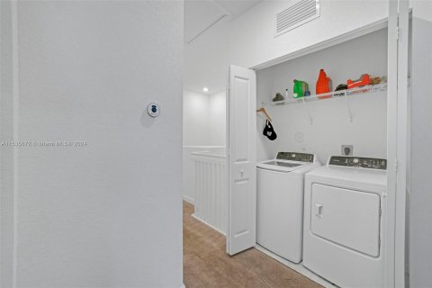 Townhouse in Miami, Florida 4 bedrooms, 178.37 sq.m. № 1017629 - photo 28