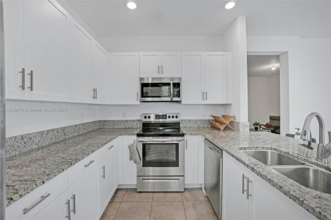 Townhouse in Miami, Florida 4 bedrooms, 178.37 sq.m. № 1017629 - photo 21
