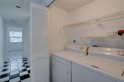 Townhouse in Sunny Isles Beach, Florida 3 bedrooms, 220.18 sq.m. № 1386060 - photo 20