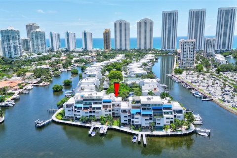 Townhouse in Sunny Isles Beach, Florida 3 bedrooms, 220.18 sq.m. № 1386060 - photo 3