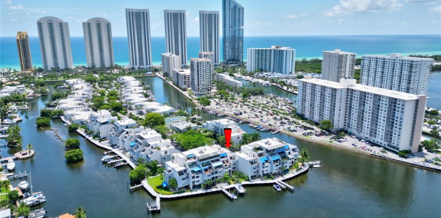 Townhouse in Sunny Isles Beach, Florida 3 bedrooms, 220.18 sq.m. № 1386060