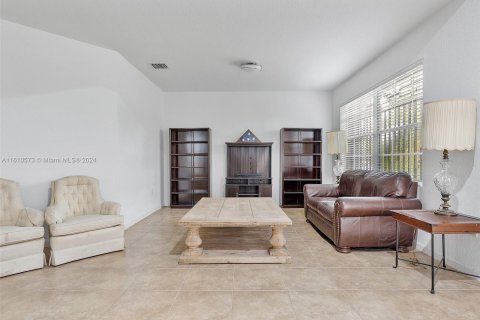 House in Miami, Florida 4 bedrooms, 251.11 sq.m. № 1240536 - photo 9