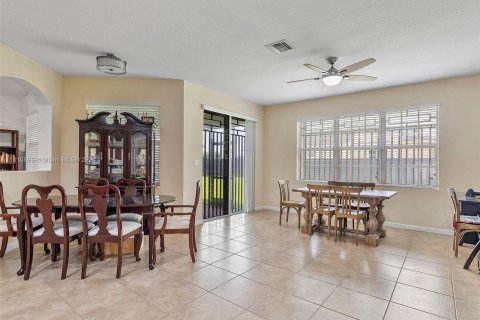 House in Miami, Florida 4 bedrooms, 251.11 sq.m. № 1240536 - photo 12