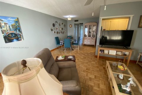 Condo in West Palm Beach, Florida, 1 bedroom  № 1240573 - photo 5